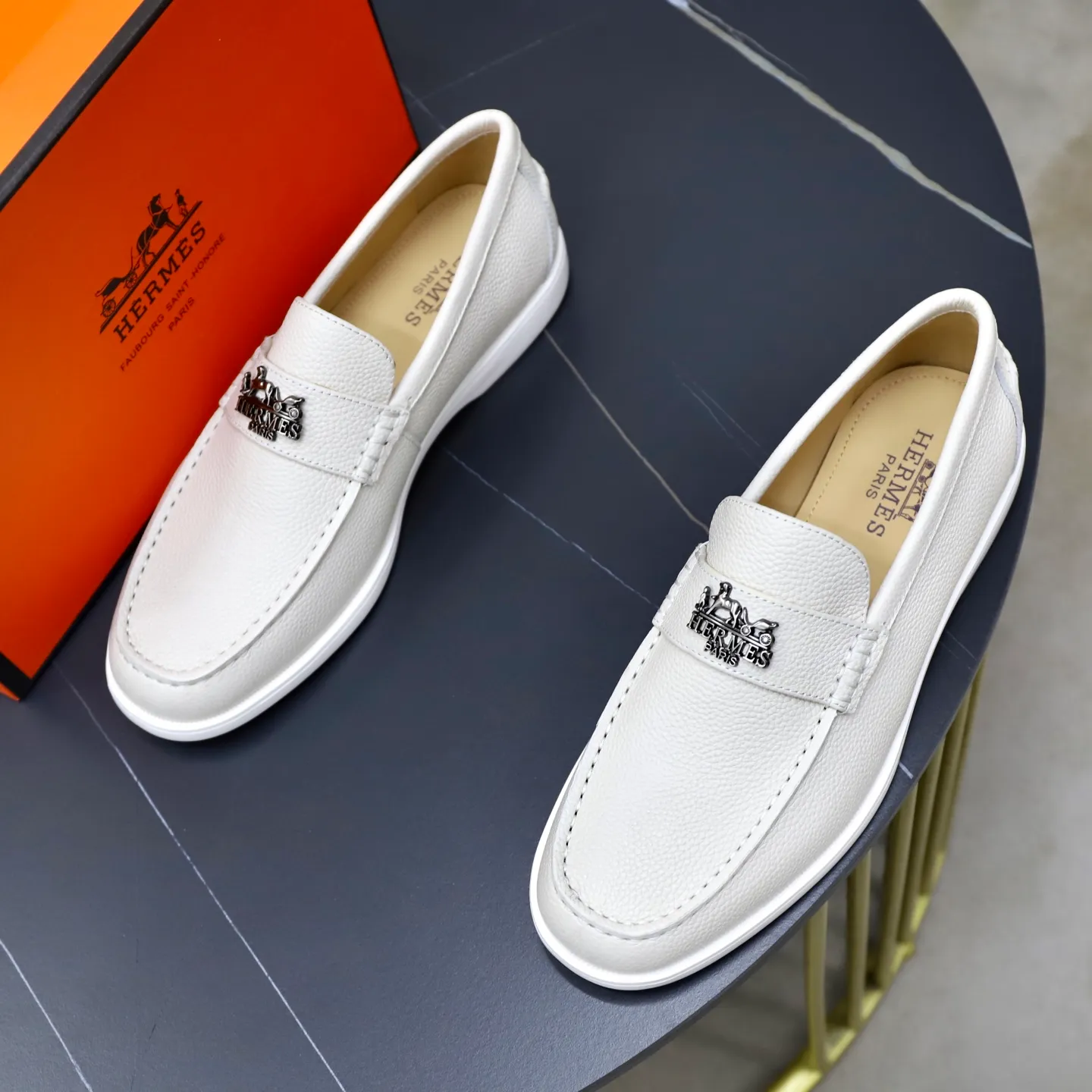 Ex-factory price: 560💰Hermès/Hermès slip-on men's shoes. This shoe is made of imported pebbled cowhide. It has simple and smooth lines and is combined with aerodynamically designed 3CM rubber foam ultra-light soles! Youthful and fashionable, classic H-shaped hardware buckle decoration, calf lining gently wraps the feet, with logo cowhide feet, casual and urban style, highlighting youthful vitality, sports and leisure version, super versatile, code number: 38-39-40-41-42-43-44 standard leather shoe size (45 can be customized but does not support returns)